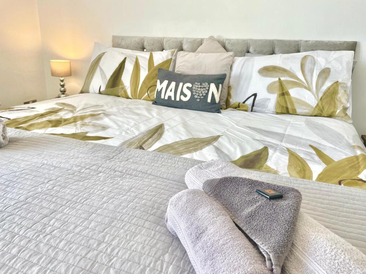 Hébergement de vacances Entire In With Free Parking And A Private Patio Garden