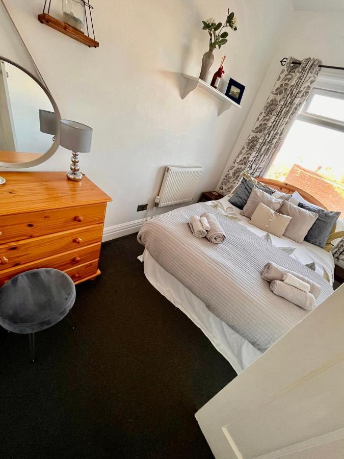 Hébergement de vacances Entire In With Free Parking And A Private Patio Garden