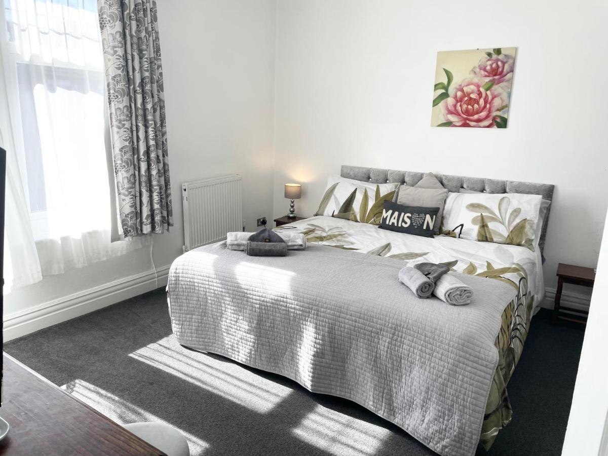 Entire In With Free Parking And A Private Patio Garden Holiday home Blackpool