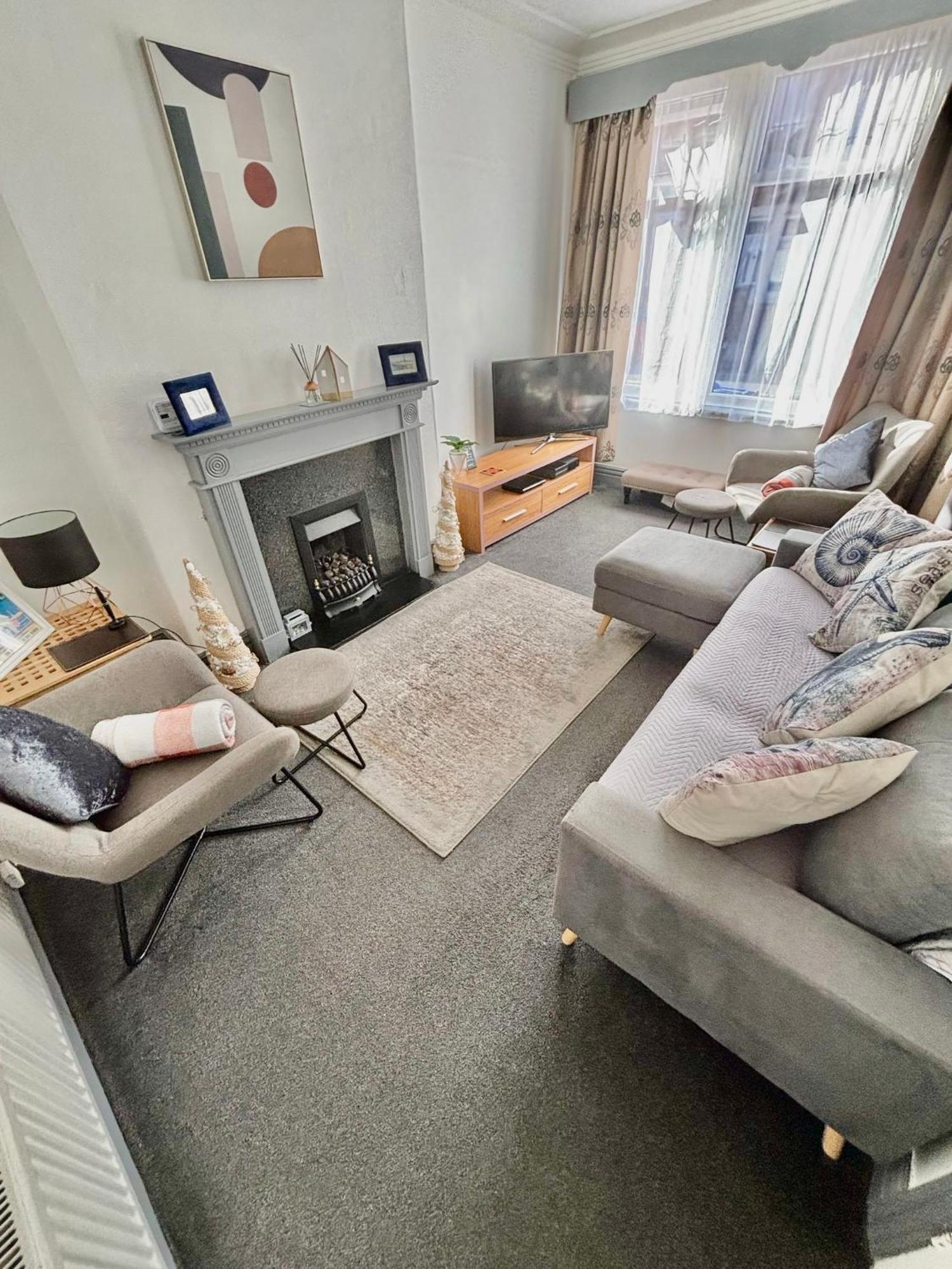 Entire In With Free Parking And A Private Patio Garden *