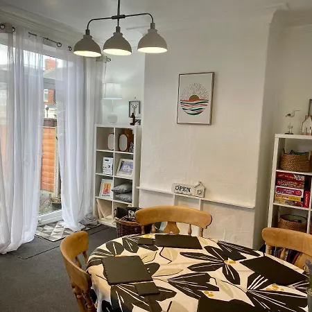 Entire Holiday Home In Blackpool With Free Parking And A Private Patio Garden Exterior photo